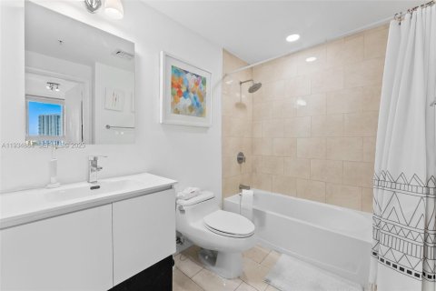 Condo in Miami, Florida, 1 bedroom  № 2053041 - photo 11