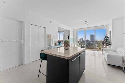 Condo in Miami, Florida, 1 bedroom  № 2053041 - photo 3