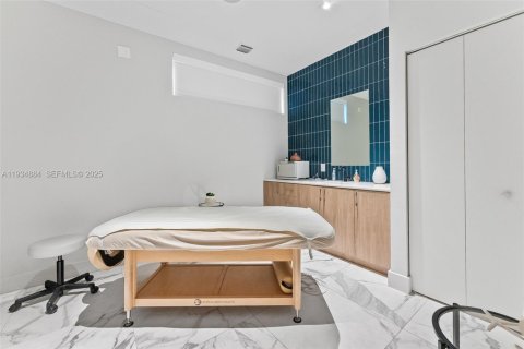 Condo in Miami, Florida, 1 bedroom  № 2053041 - photo 24