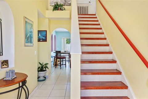 House in Orlando, Florida 4 bedrooms, 203.64 sq.m. № 1725542 - photo 4