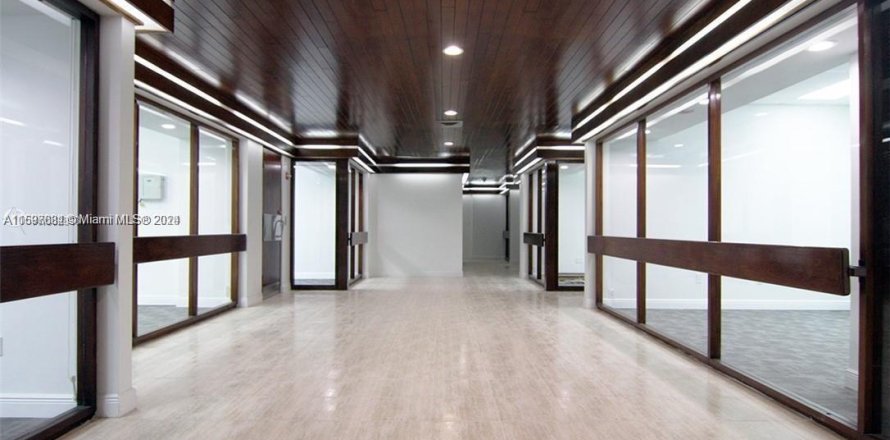 Immobilier commercial à North Miami, Floride № 1958811