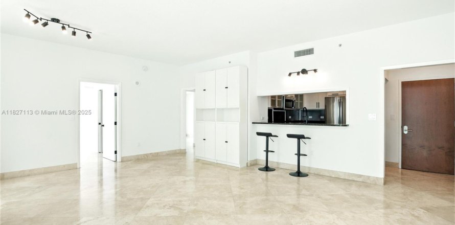Condominio en Miami, Florida, 3 dormitorios № 1980439