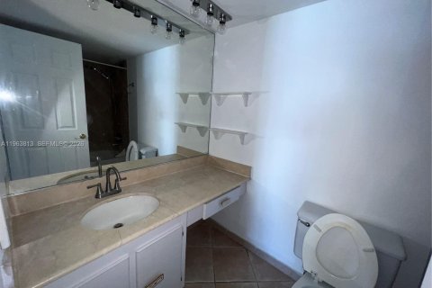 Condo in Miami Beach, Florida, 2 bedrooms  № 2052840 - photo 21