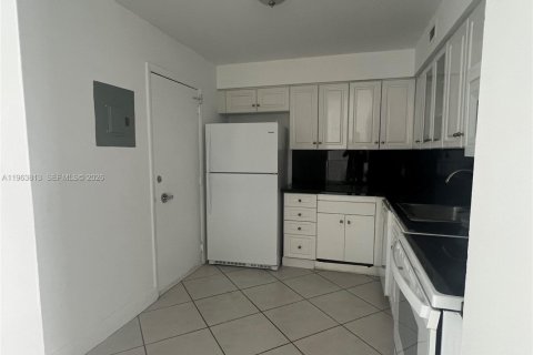 Condo in Miami Beach, Florida, 2 bedrooms  № 2052840 - photo 2