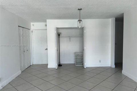 Condo in Miami Beach, Florida, 2 bedrooms  № 2052840 - photo 7