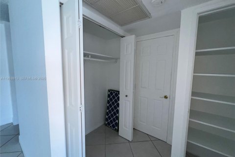 Condo in Miami Beach, Florida, 2 bedrooms  № 2052840 - photo 9