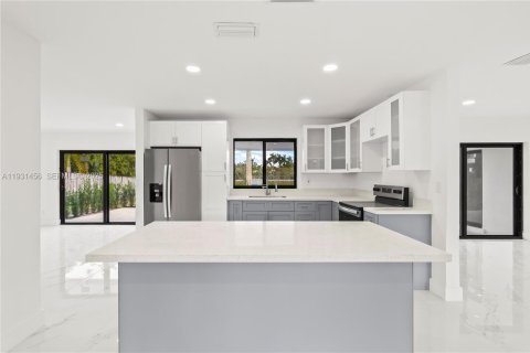 Купить виллу или дом в Пемброк-Пайнс, Флорида 3 спальни, 164.99м2, № 1991042 - фото 2