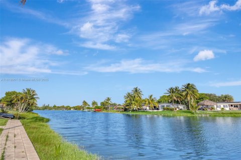 Casa en venta en Pembroke Pines, Florida, 5 dormitorios, 204.94 m2 № 1779431 - foto 28