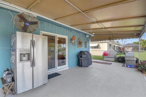 Casa en venta en Pembroke Pines, Florida, 5 dormitorios, 204.94 m2 № 1779431 - foto 18