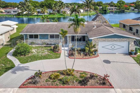 Casa en venta en Pembroke Pines, Florida, 5 dormitorios, 204.94 m2 № 1779431 - foto 2