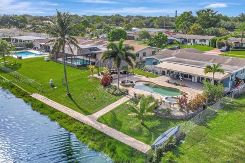 Casa en venta en Pembroke Pines, Florida, 5 dormitorios, 204.94 m2 № 1779431 - foto 15