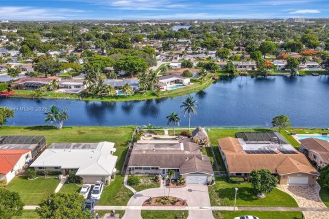 Casa en venta en Pembroke Pines, Florida, 5 dormitorios, 204.94 m2 № 1779431 - foto 3