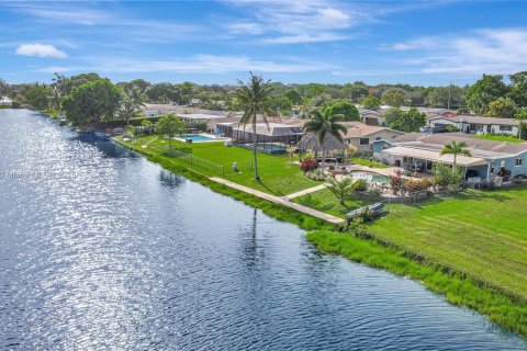 Casa en venta en Pembroke Pines, Florida, 5 dormitorios, 204.94 m2 № 1779431 - foto 14