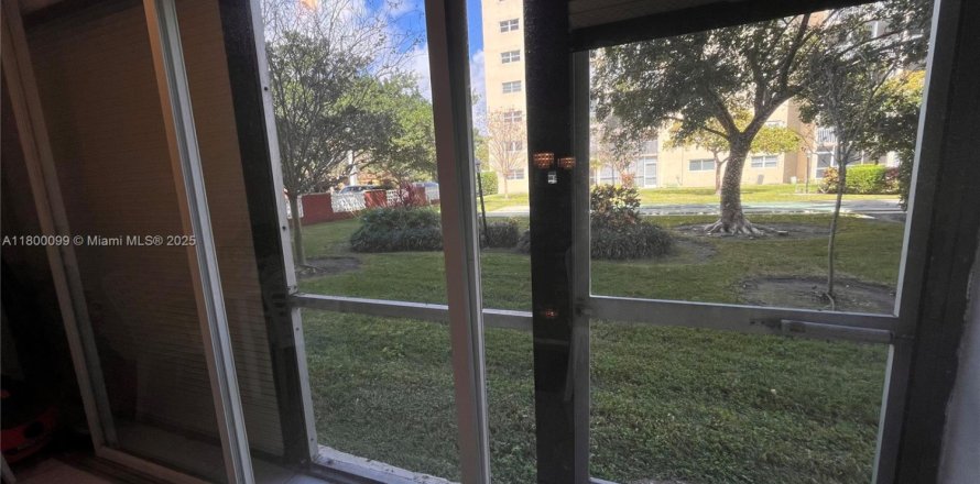 Condo in Hallandale Beach, Florida, 2 bedrooms № 1748995