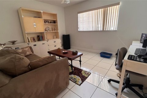 Condo in Hallandale Beach, Florida, 2 bedrooms  № 1748995 - photo 6