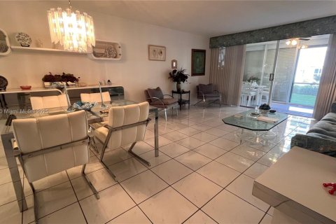 Condo in Hallandale Beach, Florida, 2 bedrooms  № 1748995 - photo 3
