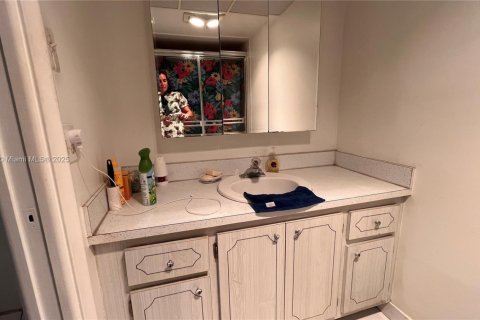 Condo in Hallandale Beach, Florida, 2 bedrooms  № 1748995 - photo 8