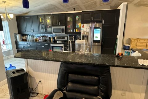 Villa ou maison à vendre à Lauderhill, Floride: 3 chambres, 198.81 m2 № 1956057 - photo 4