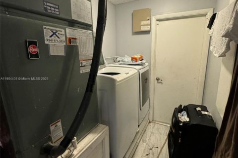 Villa ou maison à vendre à Lauderhill, Floride: 3 chambres, 198.81 m2 № 1956057 - photo 13