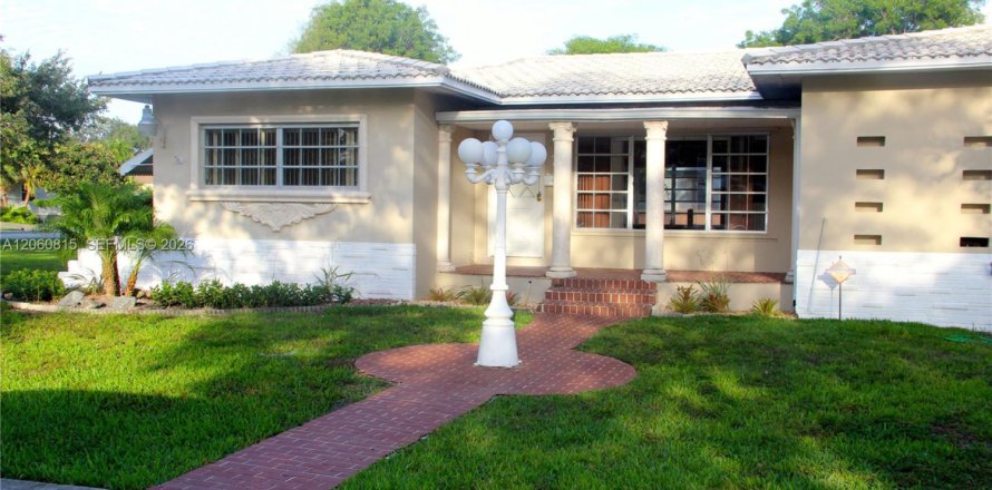 Villa ou maison à Miami Springs, Floride 3 chambres, 152.08 m2 № 2254731