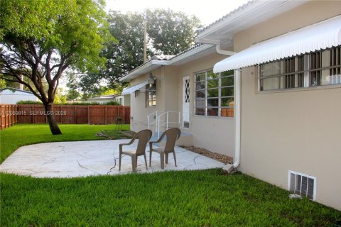 Villa ou maison à louer à Miami Springs, Floride: 3 chambres, 152.08 m2 № 2254731 - photo 5