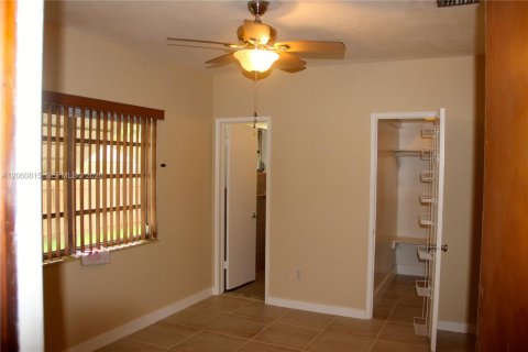 Villa ou maison à louer à Miami Springs, Floride: 3 chambres, 152.08 m2 № 2254731 - photo 13