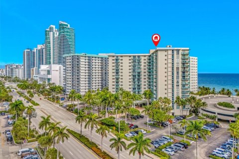 Condominio en venta en Hollywood, Florida, 2 dormitorios, 109.25 m2 № 1982450 - foto 2