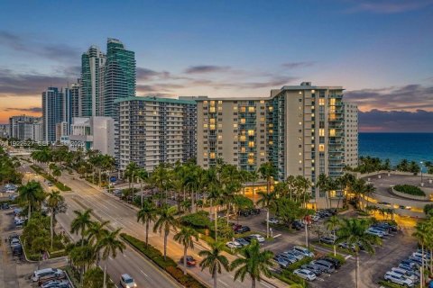 Condominio en venta en Hollywood, Florida, 2 dormitorios, 109.25 m2 № 1982450 - foto 1