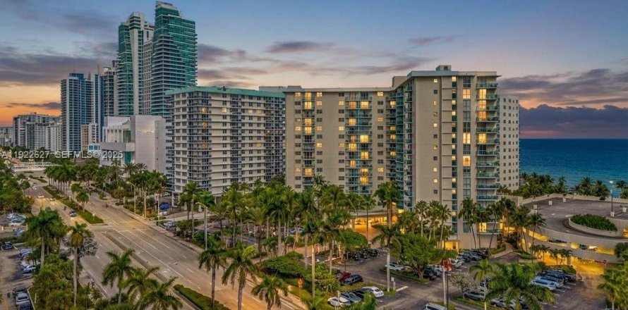 Condominio en Hollywood, Florida, 2 dormitorios  № 1982450