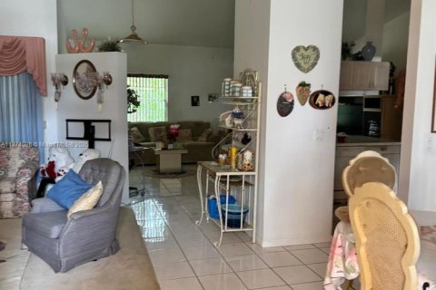 House in Royal Palm Beach, Florida 3 bedrooms, 173.45 sq.m. № 1928767 - photo 2