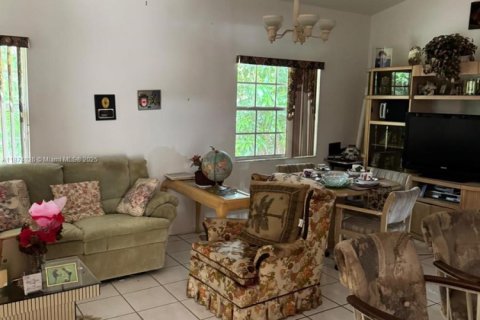 House in Royal Palm Beach, Florida 3 bedrooms, 173.45 sq.m. № 1928767 - photo 5