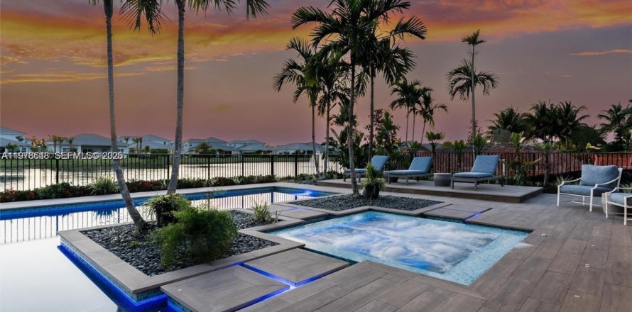 House in Palm Beach Gardens, Florida 5 bedrooms, 345.41 sq.m. № 2044395