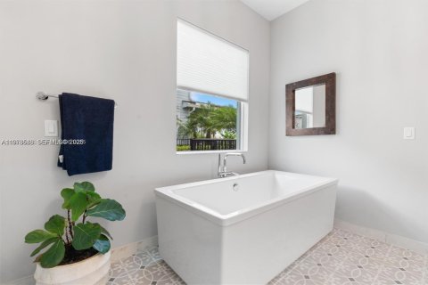 House in Palm Beach Gardens, Florida 5 bedrooms, 345.41 sq.m. № 2044395 - photo 25