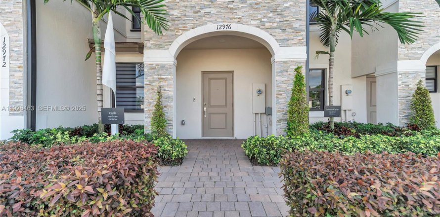 Adosado en Homestead, Florida 3 dormitorios, 129.41 m2 № 1986408