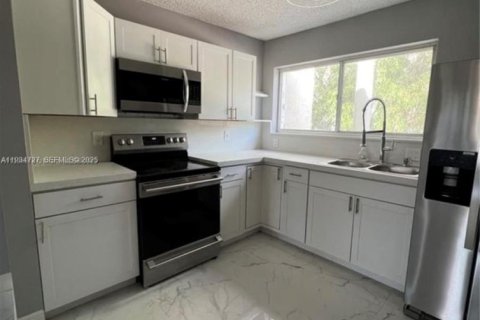 Copropriété à louer à Miami, Floride: 4 chambres, 123.56 m2 № 1992926 - photo 2