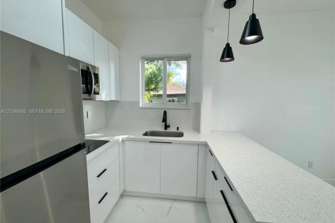 Villa ou maison à louer à Miami, Floride: 2 chambres, 60.39 m2 № 2417111 - photo 3