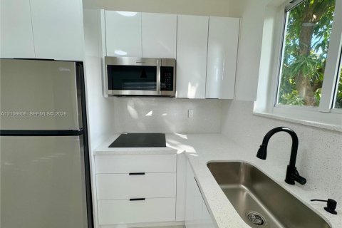 Villa ou maison à louer à Miami, Floride: 2 chambres, 60.39 m2 № 2417111 - photo 4