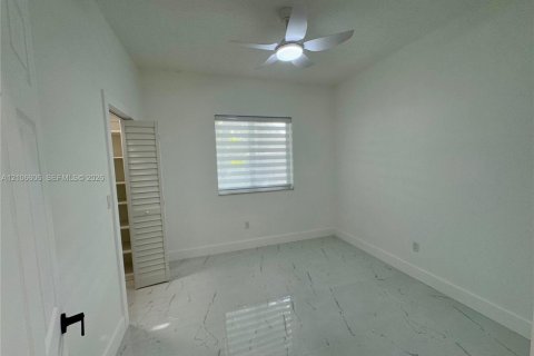 Villa ou maison à louer à Miami, Floride: 2 chambres, 60.39 m2 № 2417111 - photo 9