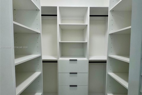 Villa ou maison à louer à Miami, Floride: 2 chambres, 60.39 m2 № 2417111 - photo 10