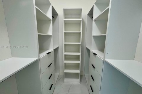 Villa ou maison à louer à Miami, Floride: 2 chambres, 60.39 m2 № 2417111 - photo 8