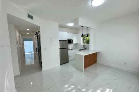 Villa ou maison à louer à Miami, Floride: 2 chambres, 60.39 m2 № 2417111 - photo 2