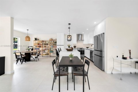 House in Pinecrest, Florida 3 bedrooms, 189.15 sq.m. № 1994306 - photo 10