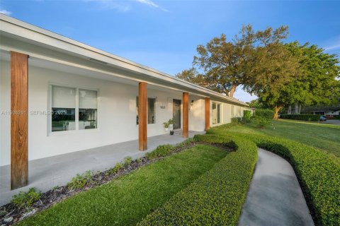 House in Pinecrest, Florida 3 bedrooms, 189.15 sq.m. № 1994306 - photo 3