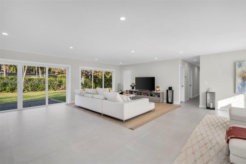 House in Pinecrest, Florida 3 bedrooms, 189.15 sq.m. № 1994306 - photo 13