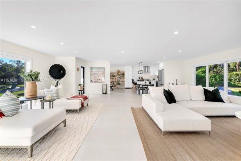 House in Pinecrest, Florida 3 bedrooms, 189.15 sq.m. № 1994306 - photo 8