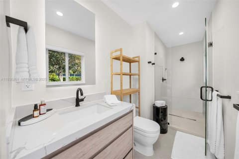 House in Pinecrest, Florida 3 bedrooms, 189.15 sq.m. № 1994306 - photo 17