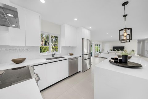 House in Pinecrest, Florida 3 bedrooms, 189.15 sq.m. № 1994306 - photo 11