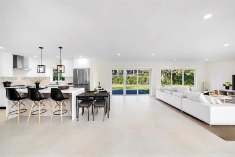 House in Pinecrest, Florida 3 bedrooms, 189.15 sq.m. № 1994306 - photo 7