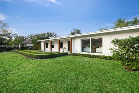 House in Pinecrest, Florida 3 bedrooms, 189.15 sq.m. № 1994306 - photo 1