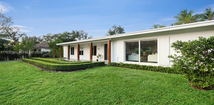 House in Pinecrest, Florida 3 bedrooms, 189.15 sq.m. № 1994306